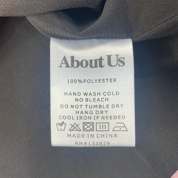 NWT About Us Women’s Addison Black are White Floral Dress, size Medium - Picture 10 of 13